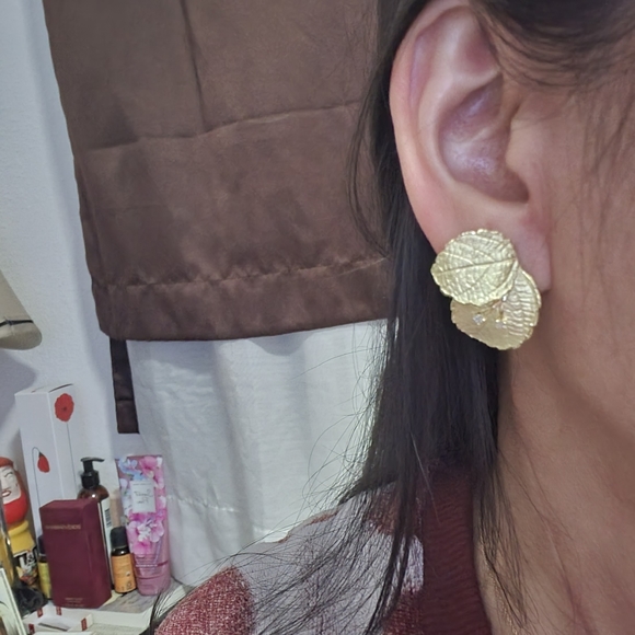 Leaf Motif Earrings in Solid 18K yellow Gold [clip-on and screw type lock] - Picture 11 of 17